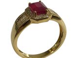 une image montrant un gros plan d'une bague sertie d'un rubis