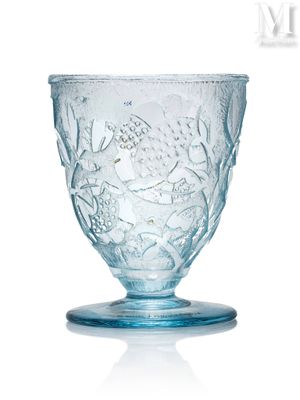 un verre orné d'un motif sur un fond blanc