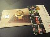 une carte sur laquelle figurent la photo d'un homme et une horloge
