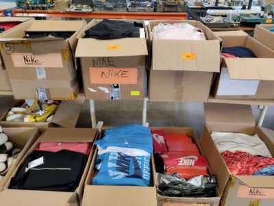 de nombreuses caisses de vêtements et d'autres articles dans un magasin