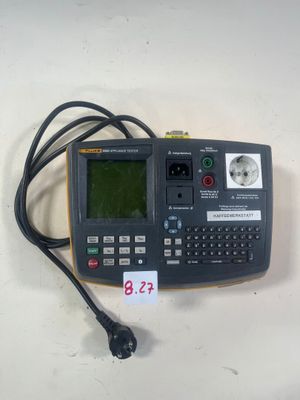 une image représentant un ordinateur de poche posé sur une table
