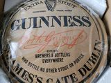 une boîte en carton contenant une bouteille de bière
