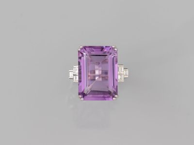 une bague en améthorate et diamants