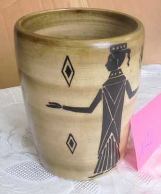 un vase sur lequel est représentée une femme en robe