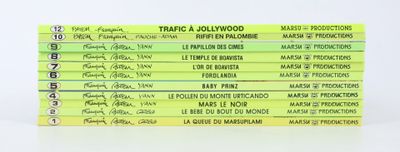 les livres sont empilés sur une surface blanche