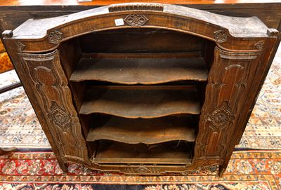 Meuble de maitrise figurant une bibliothèque au centre 2 por…