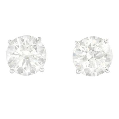 une paire de boucles d'oreilles en diamant sur fond blanc