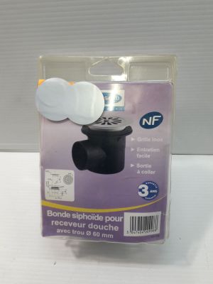 l'emballage d'un porte-brosse de toilettes posé sur une table blanche