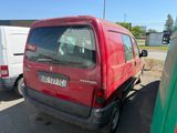 une camionnette rouge garée sur un parking