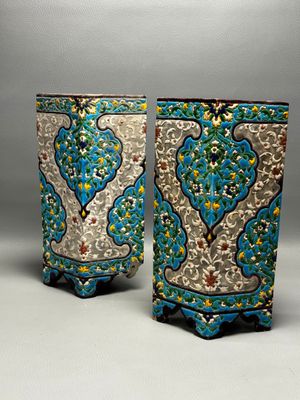 paire de vases bleus et blancs posés sur une table