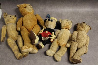 de nombreuses peluches assises toutes ensemble par terre