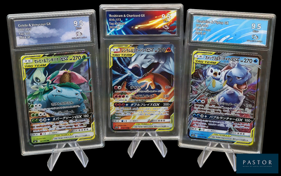 quatre cartes Pokémon différentes dans des pochettes en plastique, sur fond noir