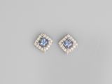une paire de boucles d'oreilles en diamant bleu et blanc