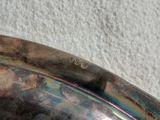 gros plan d'un objet métallique sur une surface blanche