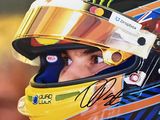 un gros plan d'une personne portant un casque de course