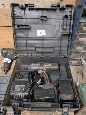 une boîte à outils avec des outils à l'intérieur sur le sol