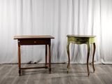 deux tables placées l'une à côté de l'autre sur un parquet