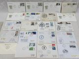 beaucoup de timbres et d'enveloppes disposés sur une table
