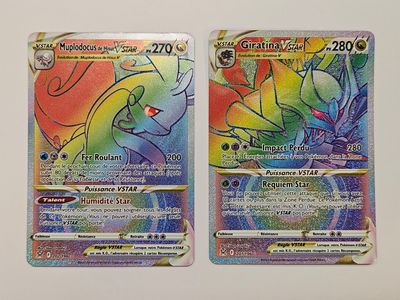 deux cartes pokemon posées l'une sur l'autre sur une table