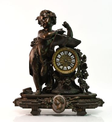 une statue de femme tenant une horloge sur une table