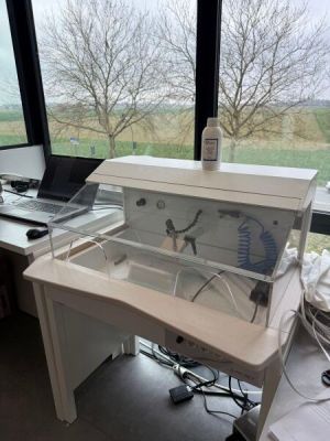 un bureau avec un ordinateur portable et un écran devant une fenêtre