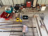 beaucoup d'outils sur le sol d'un garage