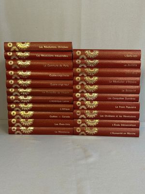 une pile de livres rouges ornés d'inscriptions dorées, posée sur une table