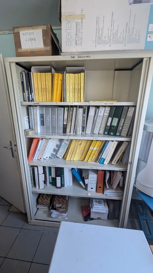 Dans le bureau du fond :