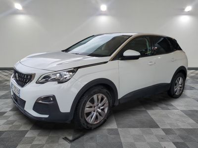 la voiture blanche est garée dans le garage sur un sol en damier