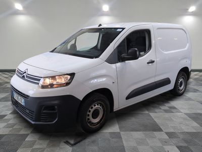 la camionnette blanche est garée sur un sol carrelé en damier