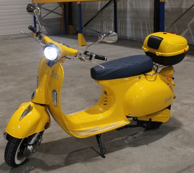 un scooter jaune garé dans un garage