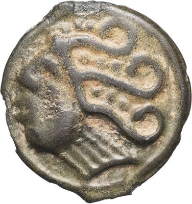 une pièce de monnaie ancienne sur laquelle figure un serpent