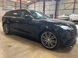 une photo d'un Range Rover noir garé dans un garage