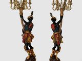 paire de candélabres anciens en bronze et bois représentant un homme à cheval tenant un lustre