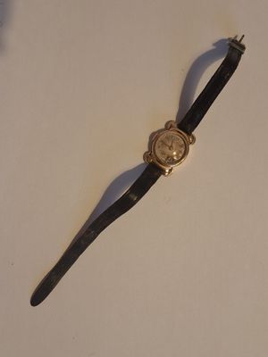 une montre posée sur une table