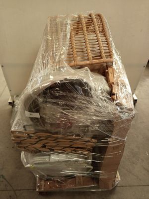 un tas d'objets emballés dans du plastique posé sur un banc en bois