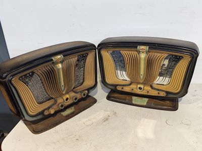 deux radios à l'ancienne posées sur une table