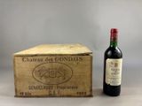 une vieille caisse en bois avec une bouteille de vin posée à côté