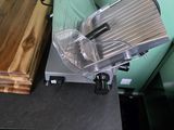 un couteau et une planche à découper posés sur une table dans une cuisine