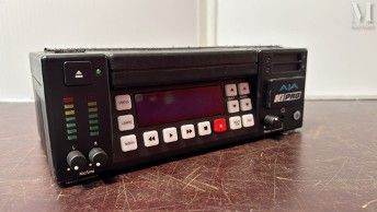 une radio posée sur une table dans une pièce