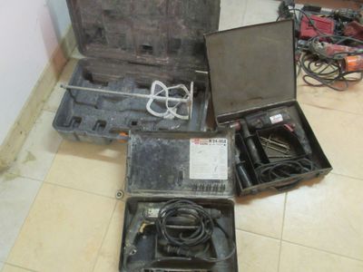plusieurs valises ouvertes posées par terre, contenant des fils électriques