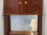 une armoire en bois avec un plateau en marbre, posée sur une étagère