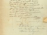 un vieux document sur lequel est posé un morceau de papier