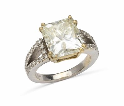 un gros plan d'une bague sertie d'un diamant taille princesse