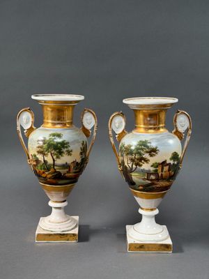 deux vases ornés de scènes peintes, posés sur une table