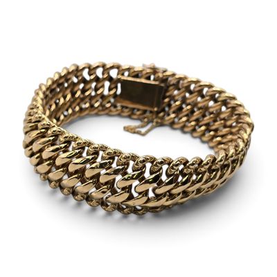 un bracelet à chaîne en or avec un fermoir sur fond blanc