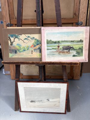 deux tableaux posés sur un chevalet, devant un chevalet en bois