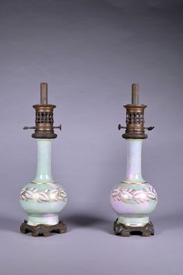 Paire de vases en porcelaine montés en lampes à pétrôle à dé…