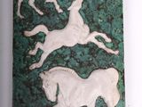 carreau vert et blanc orné de chevaux, sur un fond blanc