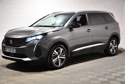 Le nouveau SUV Peugeot est garé dans le garage.